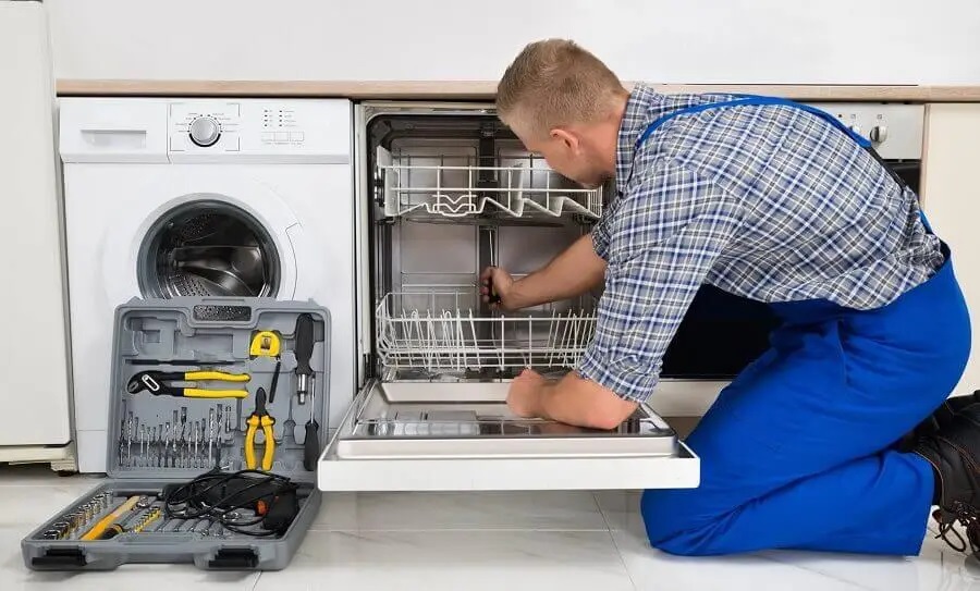 Pamukova Gaggenau servisi teknisyen ekibi beyaz eşya tamiri yaparken